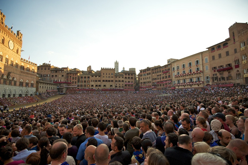 Crowd filling Piazza del Campo before the Palio